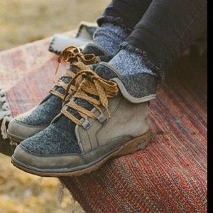 Chaco Barbary Nickel Gray Hiking Boots 7.5